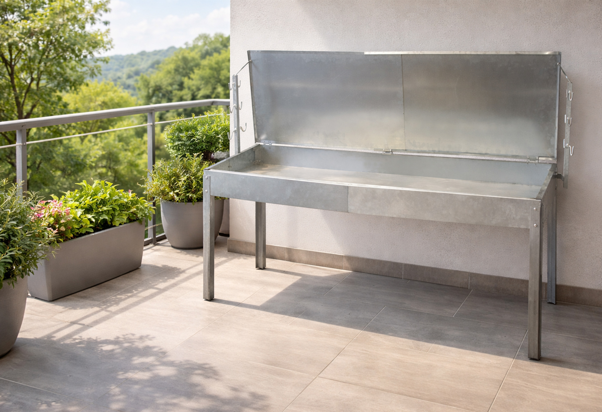 Η ψησταριά τοποθετημένη στο χώρο μιας αυλής.